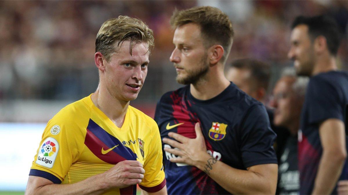 Frenkie De Jong e Ivan Rakitic al final del partido Vissel Kobe - FC Barcelona