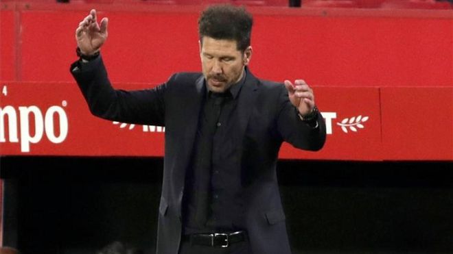 Simeone lamentándose durante el partido en el Sánchez Pizjuán Simeone lamentándose durante el partido en el Sánchez Pizjuán