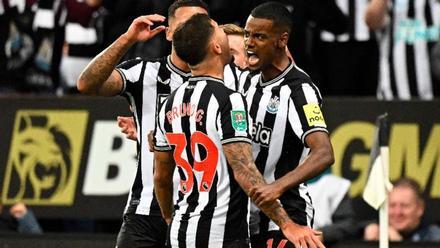 Los jugadores del Newcastle celebran el gol de Isak