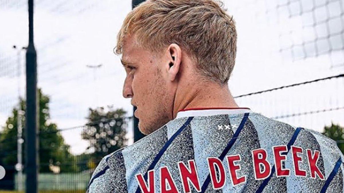 Donny van de Beek se ha fotografiado con las nuevas equipaciones del Ajax