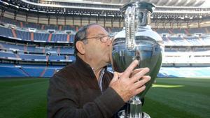 Paco Gento besando una de las 6 copas de Europa que consiguió con el Real Madrid