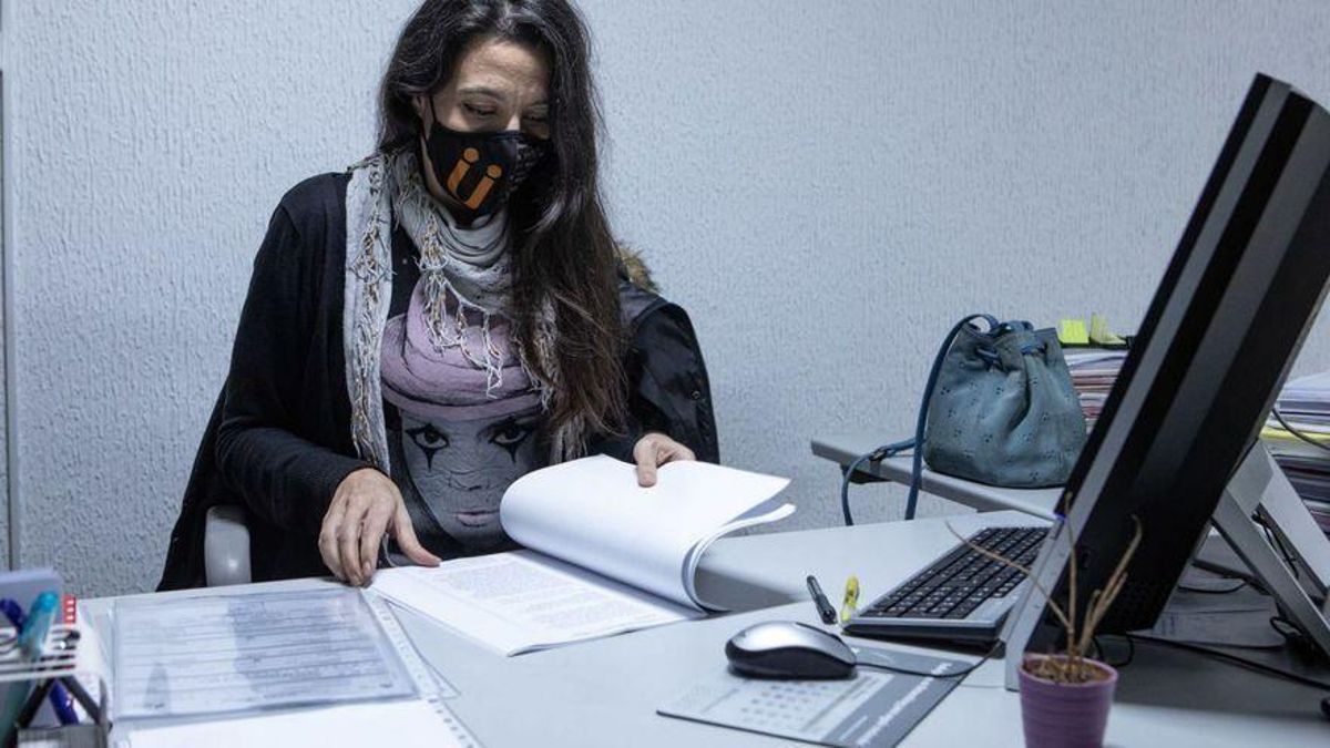 La psicóloga Paula Santos, en su puesto de trabajo. La psicóloga Paula Santos, en su puesto de trabajo.