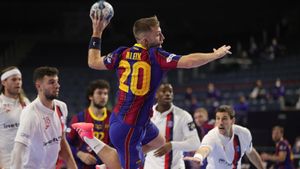 Aleix Gómez se dispone a marcar ante la mirada de Viran Morros (derecha) Aleix Gómez se dispone a marcar ante la mirada de Viran Morros (derecha)