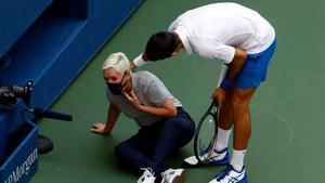 ¡La volvió a liar! El pelotazo de Djokovic a la juez de línea que le costó la descalificación