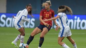 La jugadora de la selección española de fútbol Alexia Putelllas rodeada de dos rivales de Panamá durante el partido amistoso