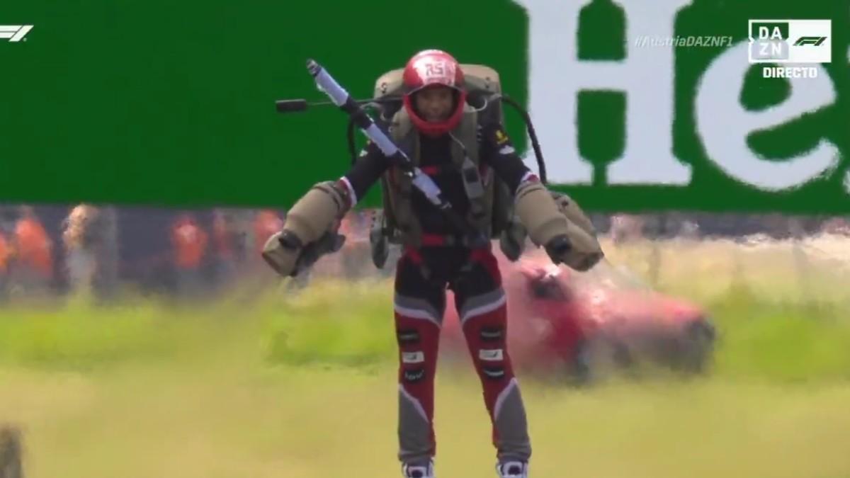 El accidente del ‘hombre volador’ en la previa del GP de Austria El accidente del ‘hombre volador’ en la previa del GP de Austria