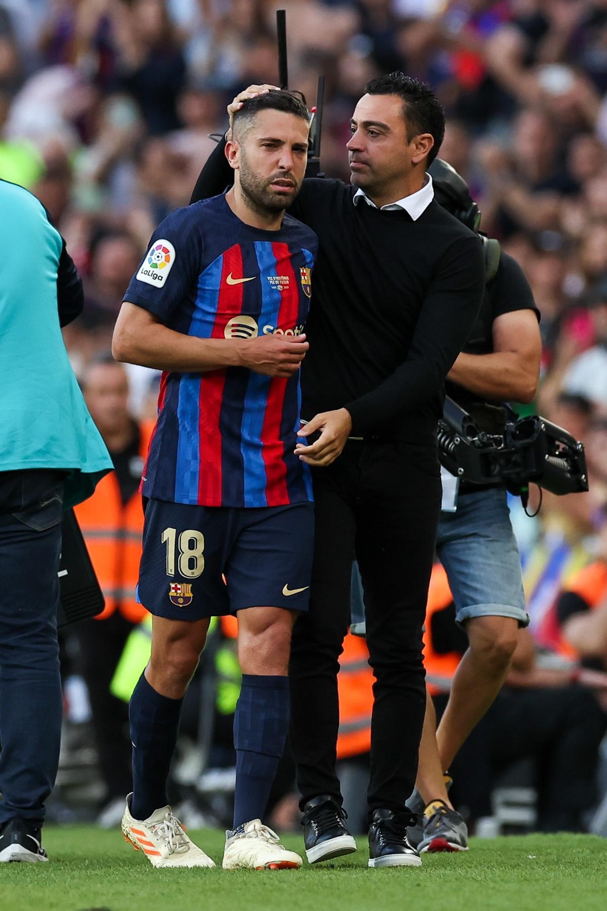 Smiles and tears as Busquets and Alba say farewell to Barcelona fans