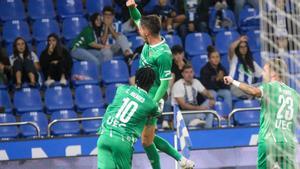 Andreu celebrando con Clau Mendes el gol del Cornellà