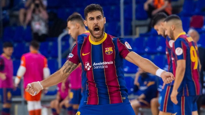 Adolfo celebra uno de sus goles en el primer partido Adolfo celebra uno de sus goles en el primer partido