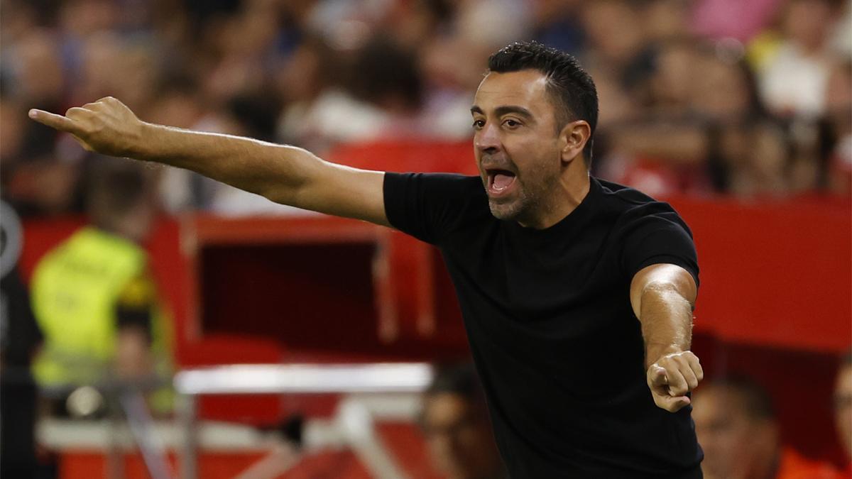Xavi celebrando un gol ante el Sevilla