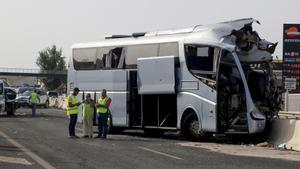 El choque de dos autobuses y un turismo en Granada causa la muerte de una persona