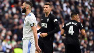 Real Madrid - Elche: Benzema tuvo que ser sustituido por unas molestías