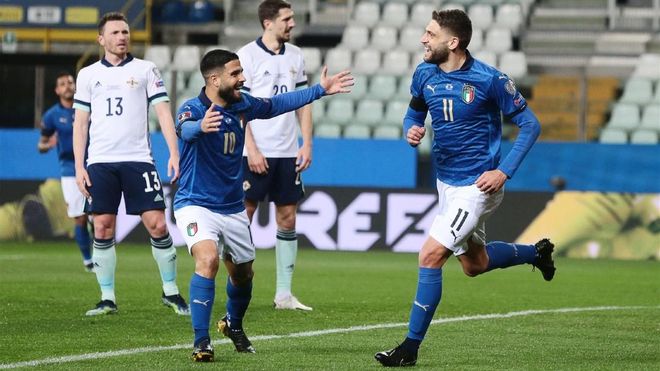Insigne y Berardi festejan un gol de la selección de Italia Insigne y Berardi festejan un gol de la selección de Italia