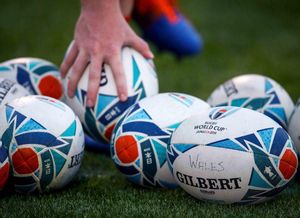 Un jugador recoge una pelota oficial del torneo durante una sesión de entrenamiento del equipo de Gales en Tokio, durante la Copa Mundial de Rugby de Japón 2019. Un jugador recoge una pelota oficial del torneo durante una sesión de entrenamiento del equipo de Gales en Tokio, durante la Copa Mundial de Rugby de Japón 2019.