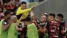 Los jugadores del Flamengo se abrazan para celebrar la victoria