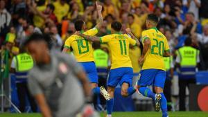 Everton celebra el primer gol de Brasil ante un compungido Gallese