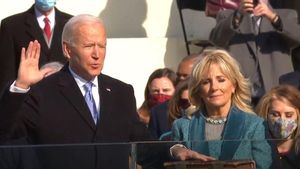 Joe Biden toma posesión de su cargo como el 46º presidente de los Estados Unidos, y así ha sido su primer discurso Joe Biden toma posesión de su cargo como el 46º presidente de los Estados Unidos, y así ha sido su primer discurso