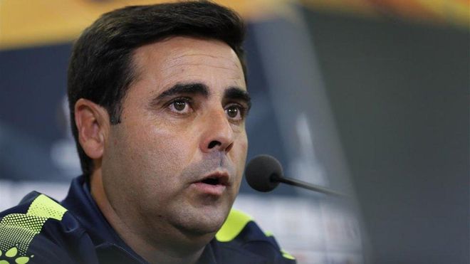 El técnico blanquiazul en rueda de prensa El técnico blanquiazul en rueda de prensa