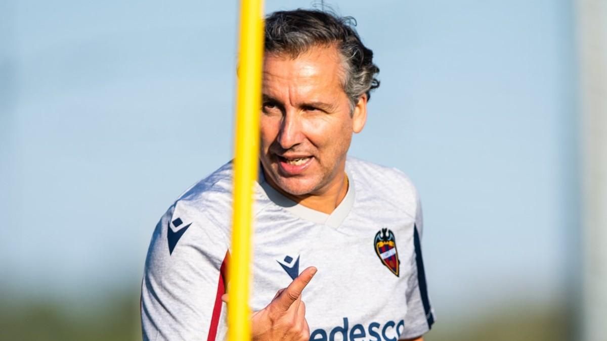 Pereira dando órdenes a sus jugadores Pereira dando órdenes a sus jugadores