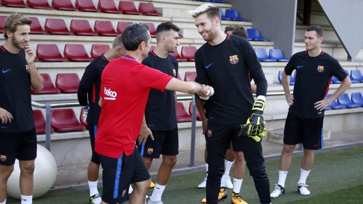 Los jugadores se saludaron sobre el césped con el nuevo staff técnico Los jugadores se saludaron sobre el césped con el nuevo staff técnico