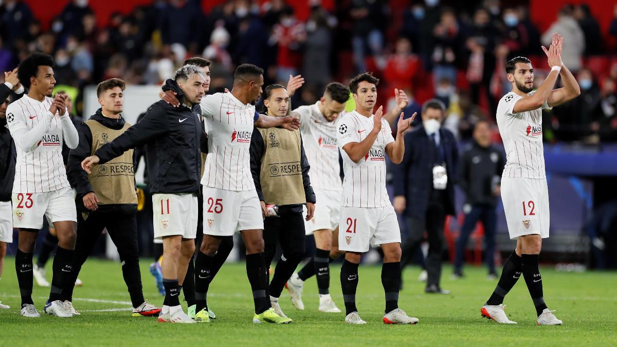 Los jugadores del Sevilla FC celebran su victoria en la Champions League ante el Wolfsburgo