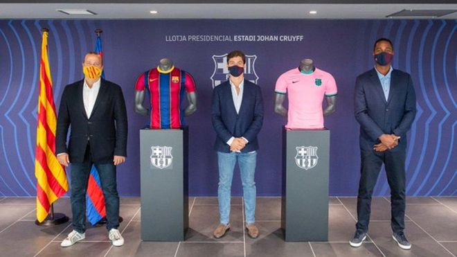 Solano, con Kluivert y Vilajoana en su presentación Solano, con Kluivert y Vilajoana en su presentación