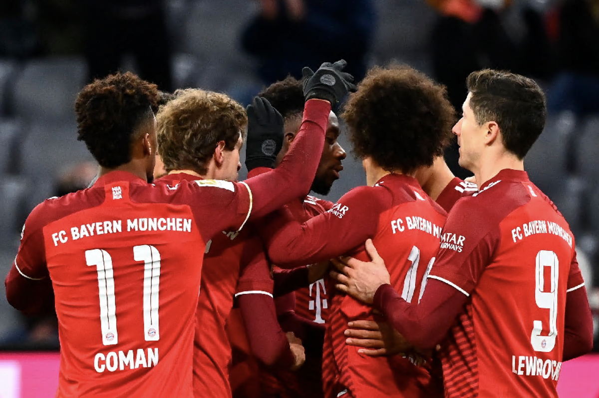 Los jugadores del Bayern celebrando el gol de Sané