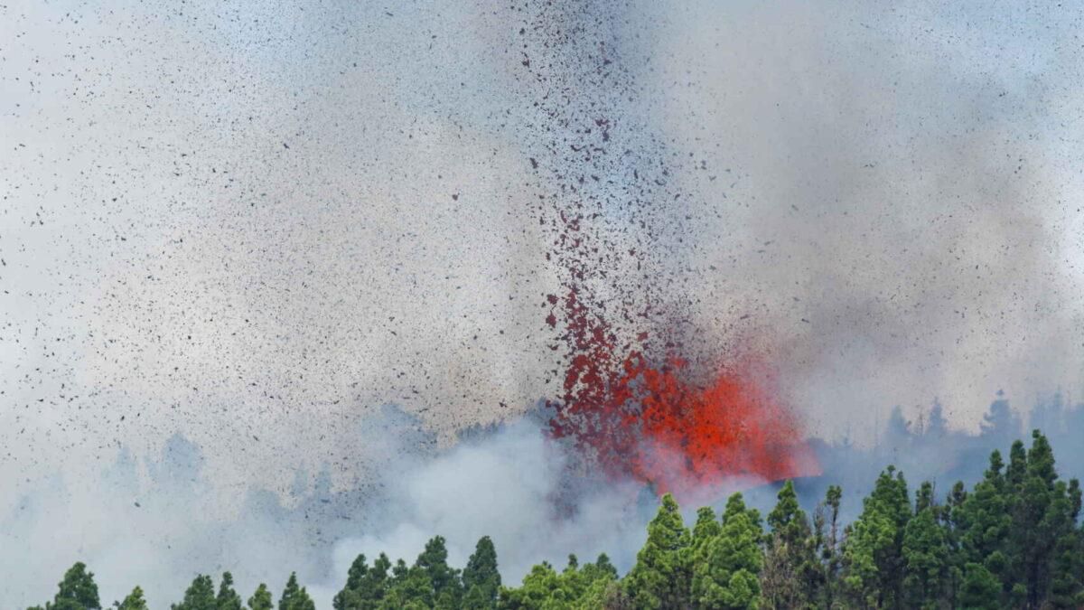 Los tres peligros silenciosos del volcán: lluvia ácida, gases tóxicos y agua contaminada Los tres peligros silenciosos del volcán: lluvia ácida, gases tóxicos y agua contaminada