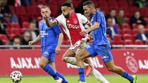 El jugador del Ajax, Noussair Mazraoui, se escapa de Oussama Darfalou, futbolista del Vitesse, en su último encuentro de la Eredivisie