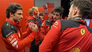 Carlos Sainz conversa con sus ingenieros en el box de Ferrari