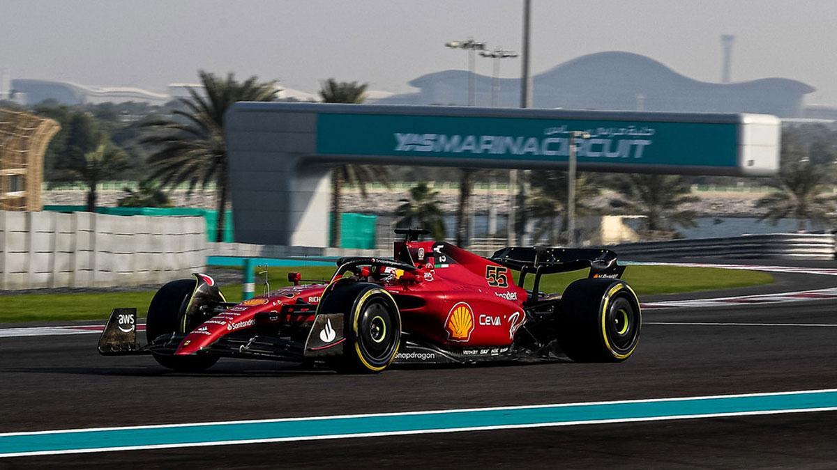 Carlos Sainz, el más rápido con el Ferrari en el test de Pirelli en Yas Marina