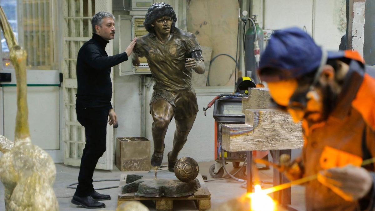 Domenico Sepe, escultor de la estatua a tamaño real de Maradona Domenico Sepe, escultor de la estatua a tamaño real de Maradona