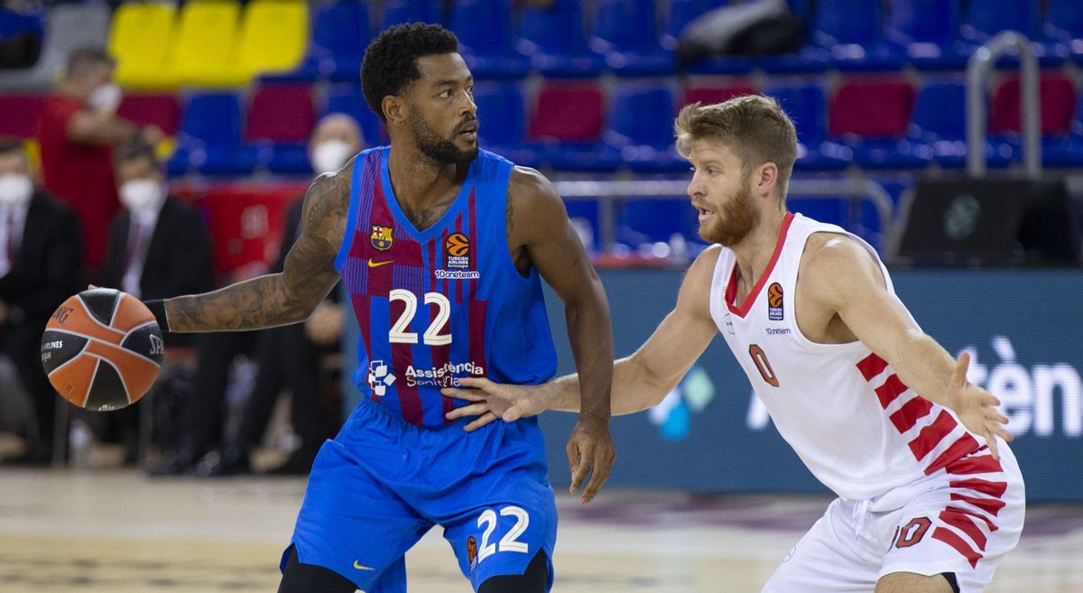 Higgins bota el balón en el duelo ante el Olympiacos Higgins bota el balón en el duelo ante el Olympiacos