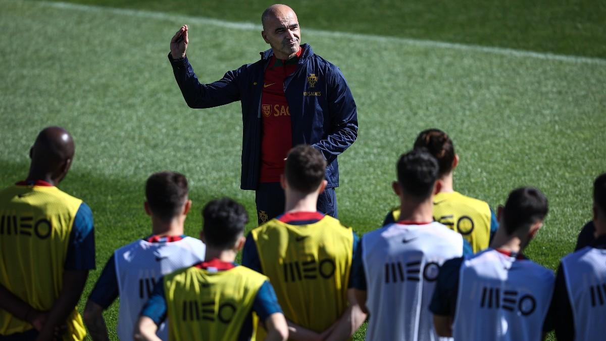 Roberto Martínez da instrucciones a sus jugadores en una sesión de entrenamiento
