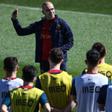 Roberto Martínez da instrucciones a sus jugadores en una sesión de entrenamiento