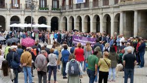 Concentración Ayuntamiento Vitoria en repulsa al asesinato machista de una mujer en Vitoria