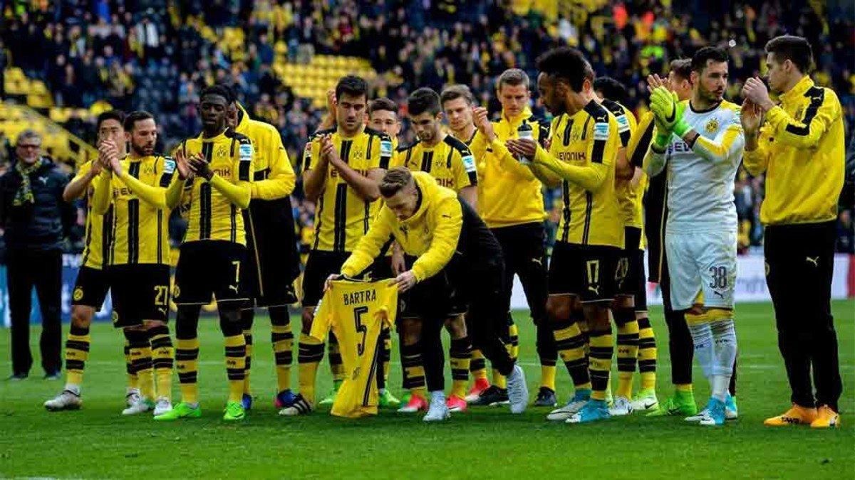 Los jugadores del Dortmund homenajearon a Bartra Los jugadores del Dortmund homenajearon a Bartra