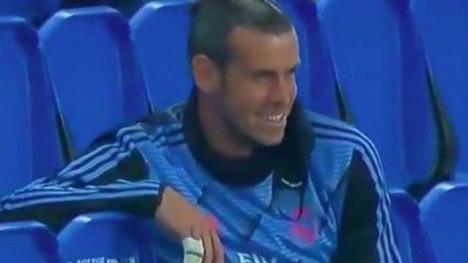 Gareth Bale, sonriente en la grada Gareth Bale, sonriente en la grada