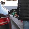 Archivo - Una persona reposta gasolina en su vehículo en una gasolinera el día en que ha entrado en vigor la rebaja de 20 céntimos en el litro de la gasolina, a 1 de abril de 2022, en Albacete, Castilla-La Mancha (España).