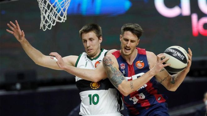 Polonara y Brodziansky luchan por un balón durante el partido Polonara y Brodziansky luchan por un balón durante el partido