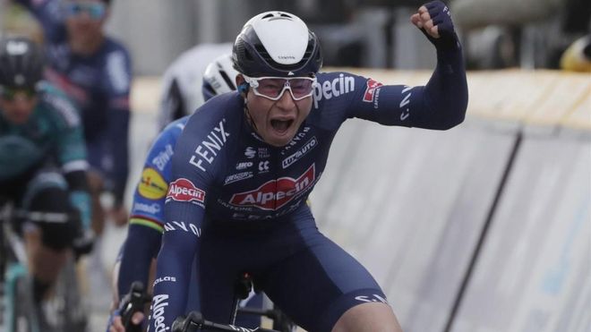 Jasper Philipsen celebra su triunfo Jasper Philipsen celebra su triunfo