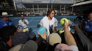 Tsitsipas firmando autógrafos en Melbourne Tsitsipas firmando autógrafos en Melbourne