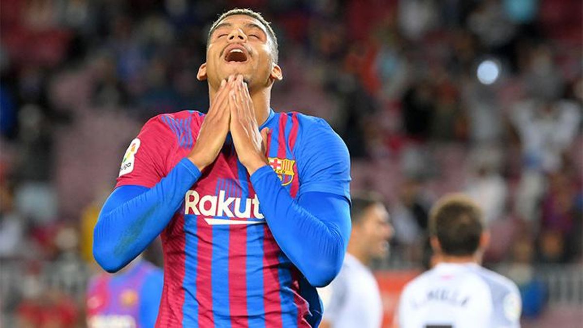 Araujo se lamenta durante el partido ante el Granada Araujo se lamenta durante el partido ante el Granada