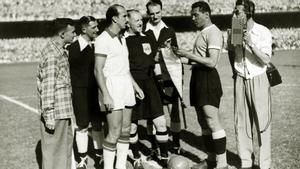 Obdulio Varela (derecha), el capitán de la selección de Uruguay en el Mundial de 1950