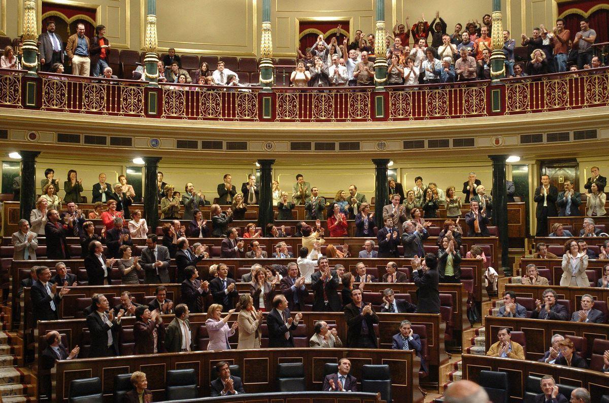 Los diputados socialistas y los colectivos de gays y lesbianas (en la tribuna, arriba) aplauden en el Congreso de los Diputados tras la votación con la que se aprobó el proyecto de ley que permite el matrimonio de personas del mismo sexo en 2005.