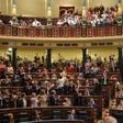 Los diputados socialistas y los colectivos de gays y lesbianas (en la tribuna, arriba) aplauden en el Congreso de los Diputados tras la votación con la que se aprobó el proyecto de ley que permite el matrimonio de personas del mismo sexo en 2005.