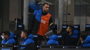 Eriksen, visiblemente molesto, volviendo a sentarse en el banquillo después de calentar Eriksen, visiblemente molesto, volviendo a sentarse en el banquillo después de calentar