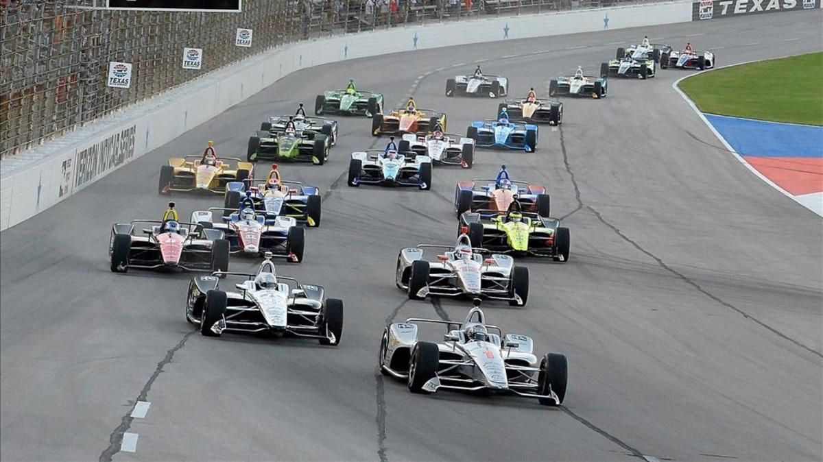 Josef Newgarden liderando el circuito en el Indycar Josef Newgarden liderando el circuito en el Indycar