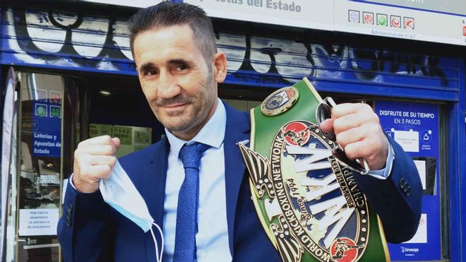 Poli Díaz, con títulos de boxeadores de K1 de su promotora Poli Díaz, con títulos de boxeadores de K1 de su promotora