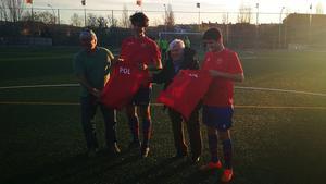 Nil Badia y Pol Casares, homenajeados por la Penya Blaugrana Sant Cugat-H8S. En la imagen, junto a Antonio Sánchez (primero por la izquierda) y Josep María Félez (entre los dos jugadores)